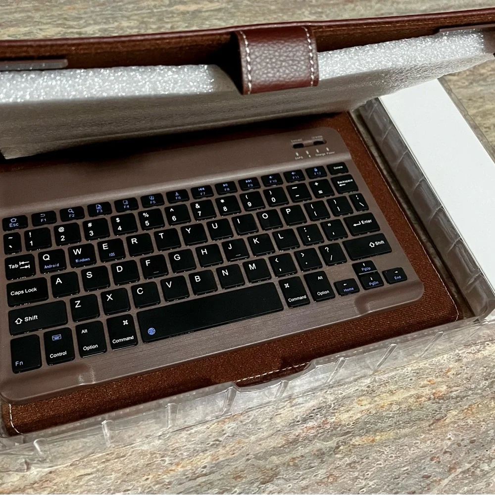 NIB Digital Gadgets Universal Bluetooth wire free keyboard case